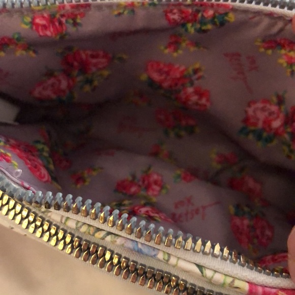 Betsey Johnson White Floral Faux Leather Double Zip Wristlet Pouch NWT - Picture 12 of 16